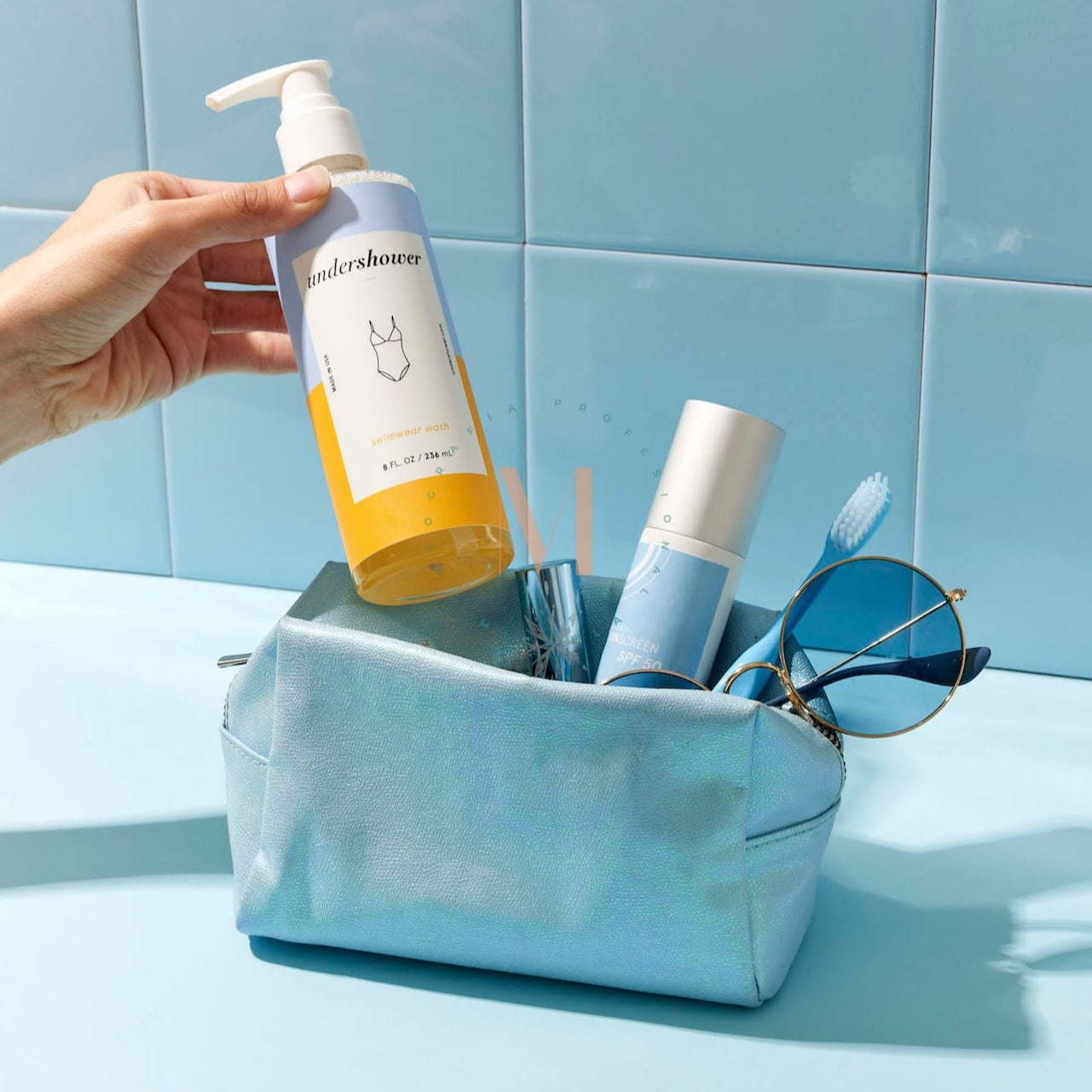 Jabón suave para lavar Trajes de Baño c/dispensador. 8 fl Oz.