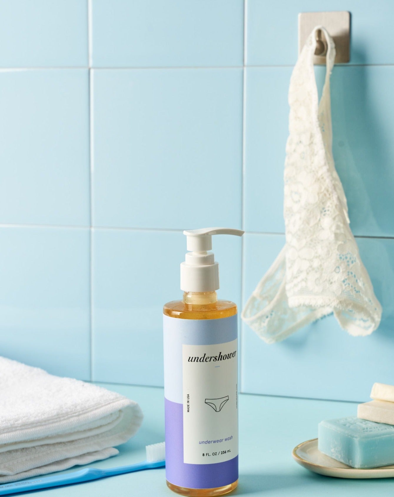 Jabón suave para lavar Ropa Interior c/dispensador. 8 fl Oz.